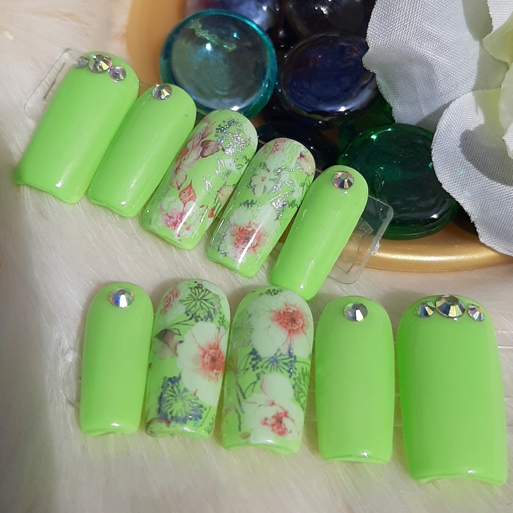 SPRING GREEN press on nails
